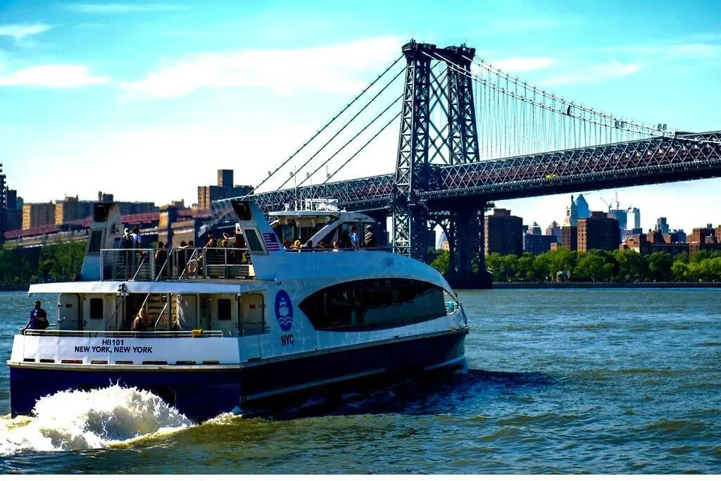 Lga Airport 3 Mins, 3 Bedroom Duplex House, Parking And Private Backyard, 9Mins Subway! New York Holiday home