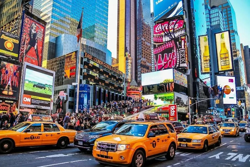 Lga Airport 3 Mins, 3 Bedroom Duplex House, Parking And Private Backyard, 9Mins Subway! New York