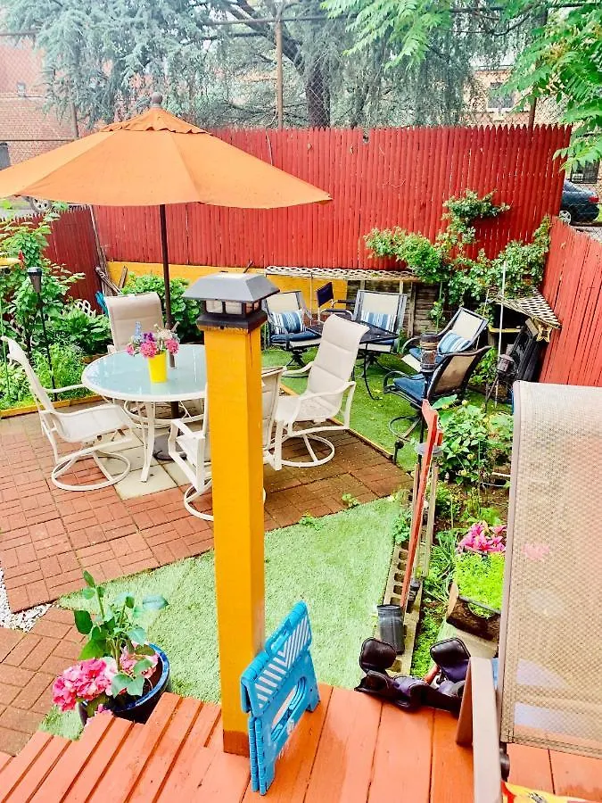 Lga Airport 3 Mins, 3 Bedroom Duplex House, Parking And Private Backyard, 9Mins Subway! New York