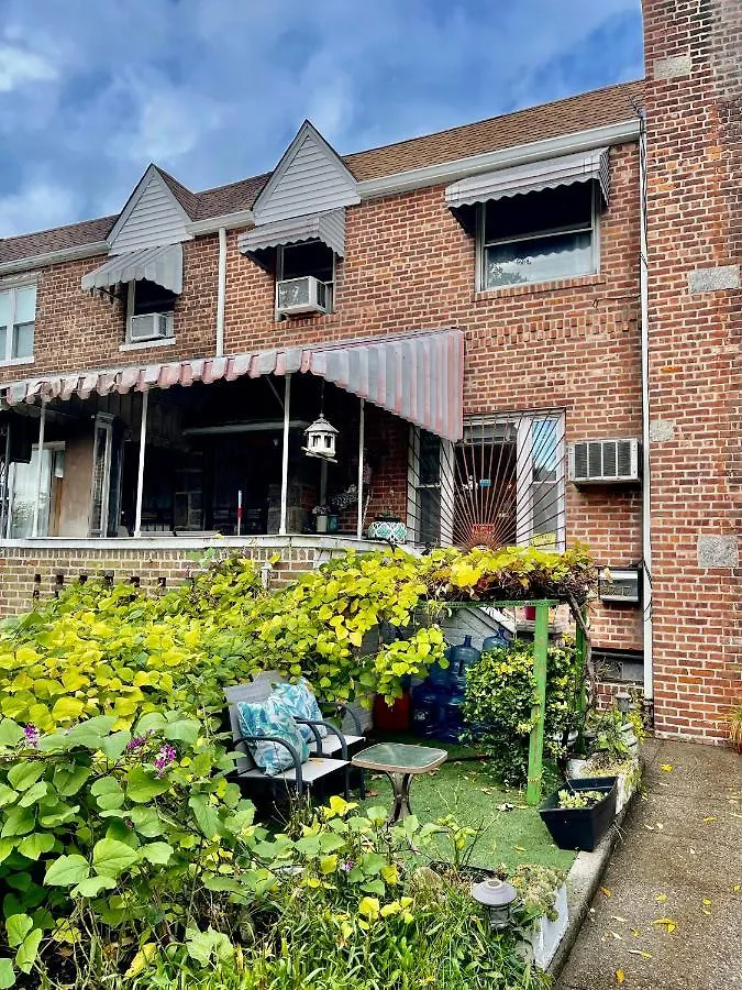 Holiday home Lga Airport 3 Mins, 3 Bedroom Duplex House, Parking And Private Backyard, 9Mins Subway! New York United States