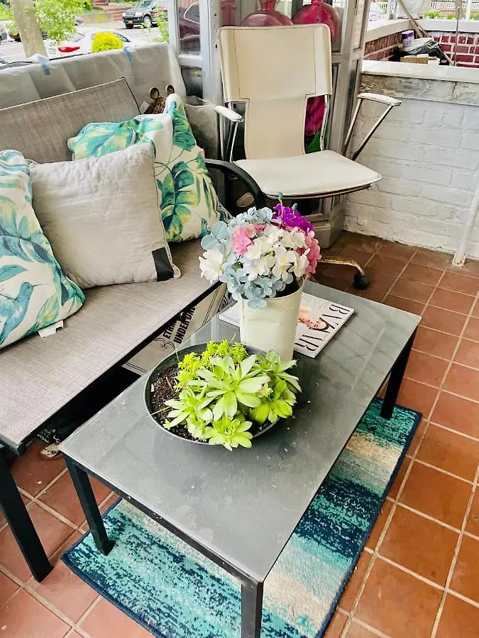 Lga Airport 3 Mins, 3 Bedroom Duplex House, Parking And Private Backyard, 9Mins Subway! New York