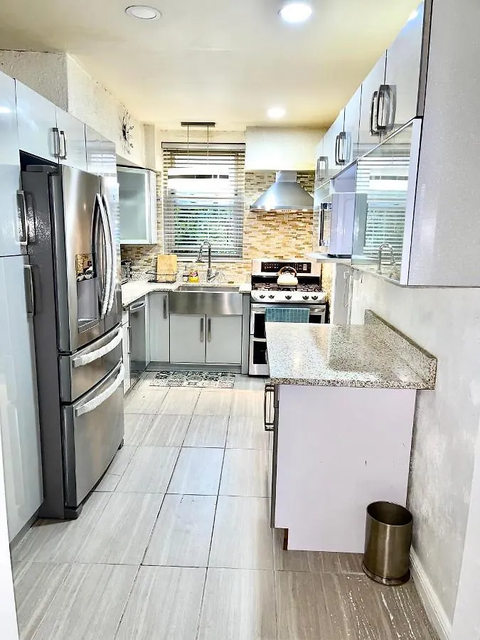 Lga Airport 3 Mins, 3 Bedroom Duplex House, Parking And Private Backyard, 9Mins Subway! New York Holiday home