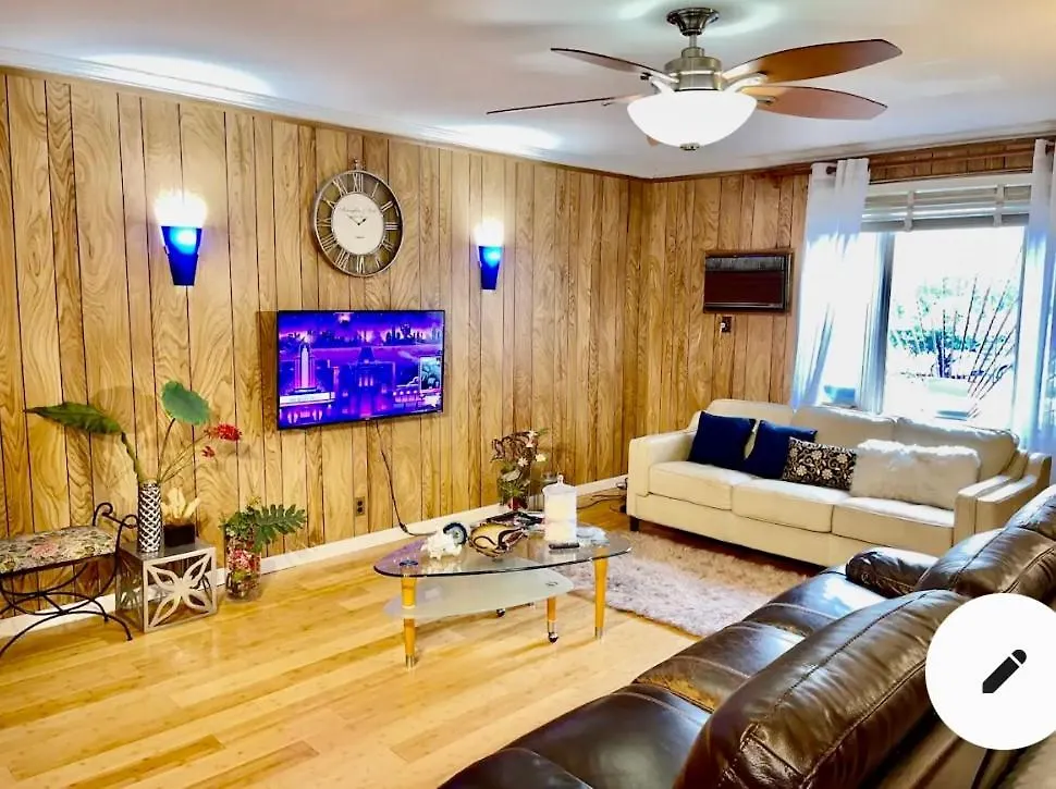Holiday home Lga Airport 3 Mins, 3 Bedroom Duplex House, Parking And Private Backyard, 9Mins Subway! New York