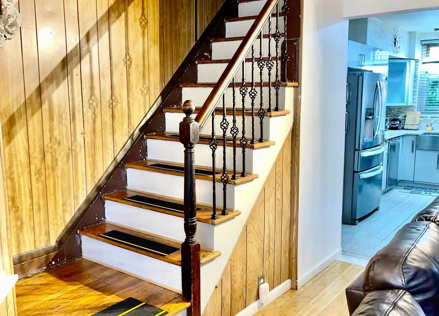 Lga Airport 3 Mins, 3 Bedroom Duplex House, Parking And Private Backyard, 9Mins Subway! New York
