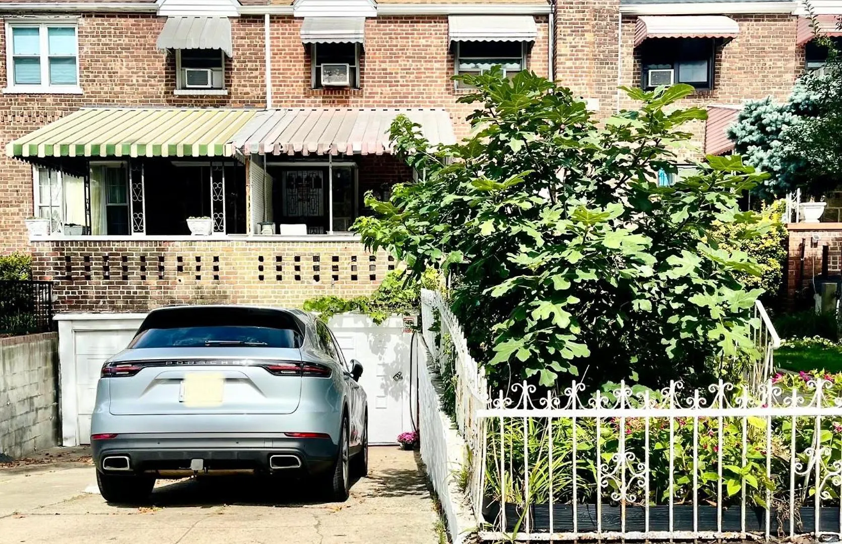 Lga Airport 3 Mins, 3 Bedroom Duplex House, Parking And Private Backyard, 9Mins Subway! New York Holiday home
